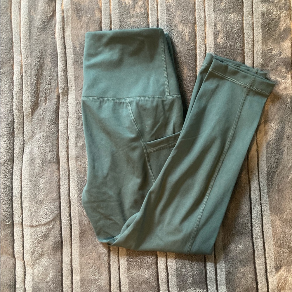 Yogalicious Capri leggings. Never worn.